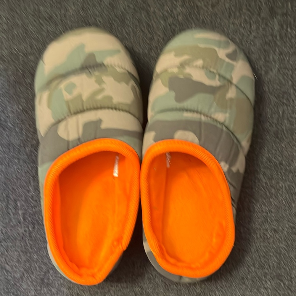 Boys size 4-5 camo slippers.
